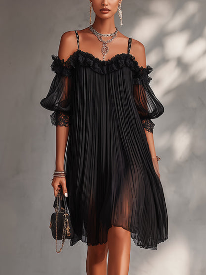 Camille | Robe courte en mousseline noire à épaules dénudées et bordure en dentelle