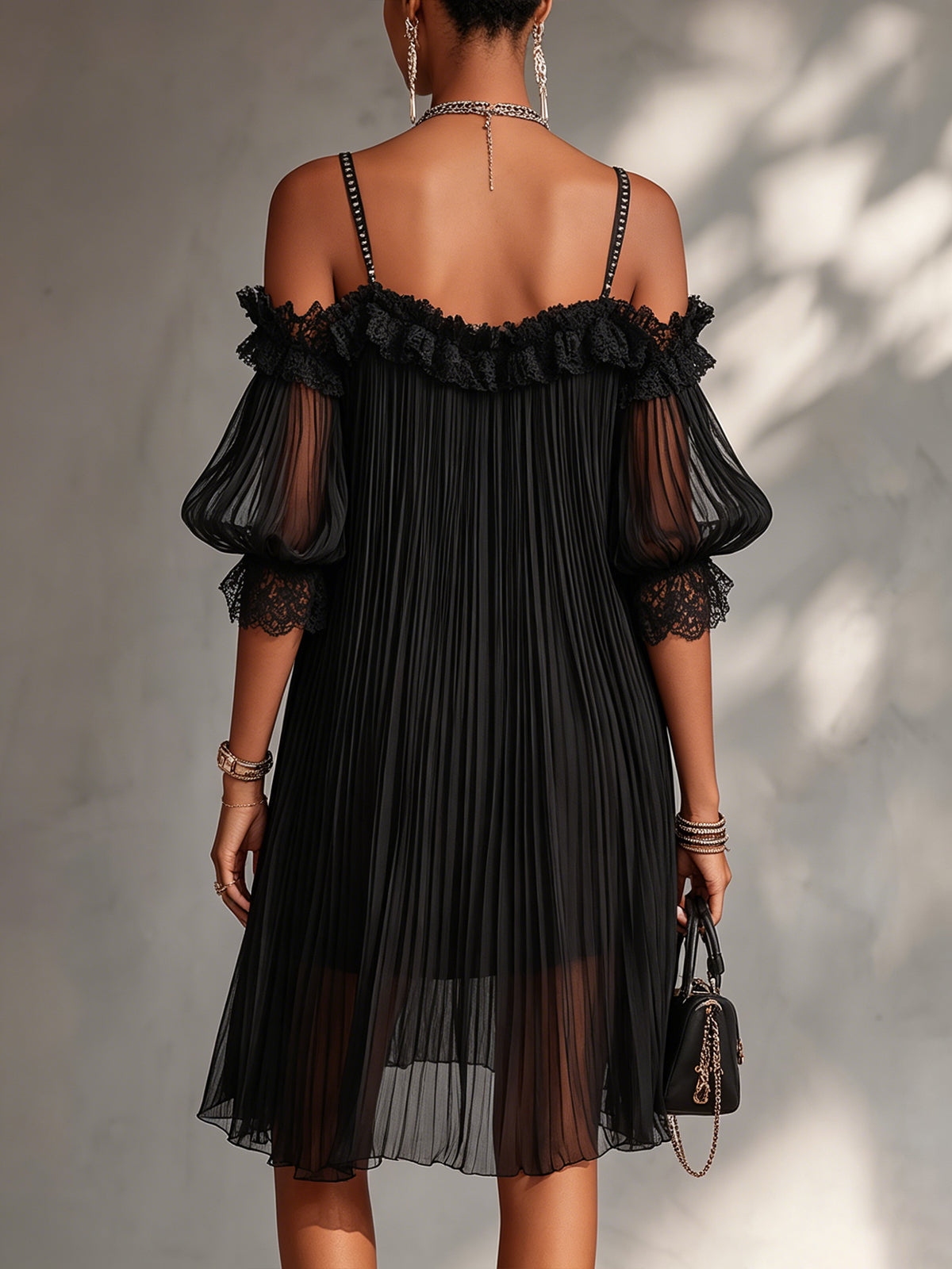 Camille | Robe courte en mousseline noire à épaules dénudées et bordure en dentelle