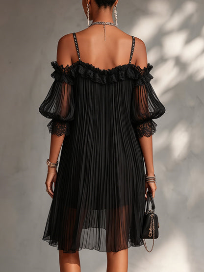 Camille | Robe courte en mousseline noire à épaules dénudées et bordure en dentelle