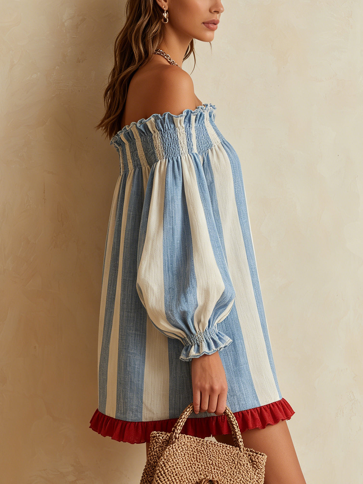 Ondine | Robe courte rayée bleue et blanche à épaules dénudées et ourlet contrastant