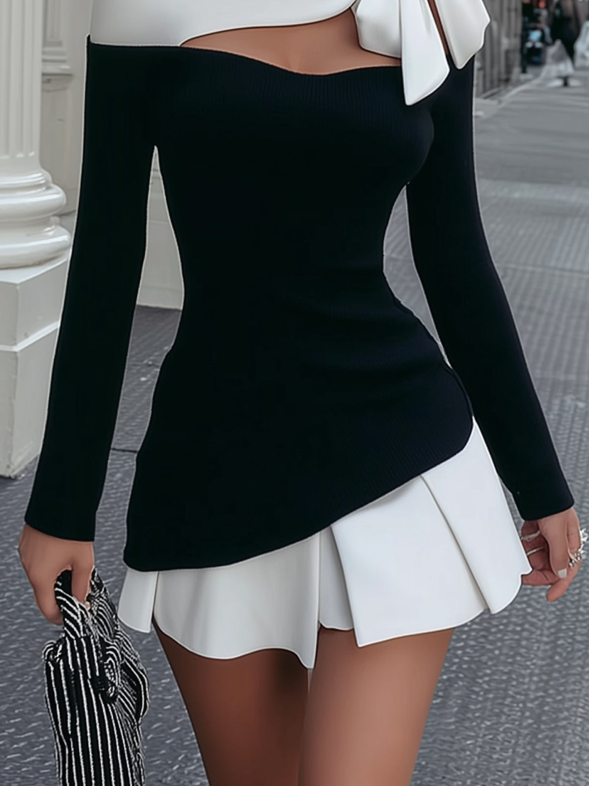 Faustine | Robe Mini Blanche et Noire à Bretelles et Nœud Cousu