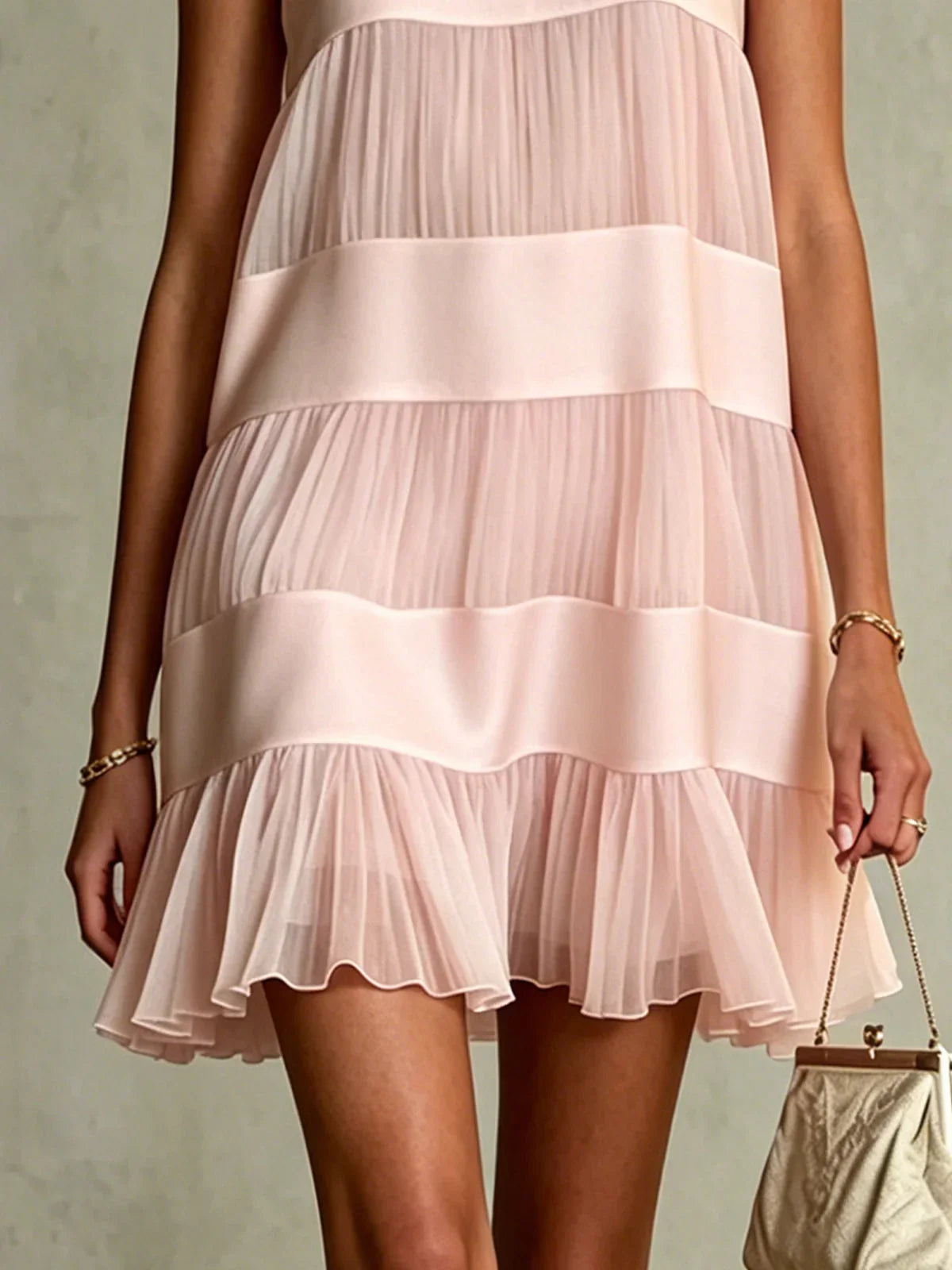Robe courte plissée en mousseline rose clair, style superposé et patchwork