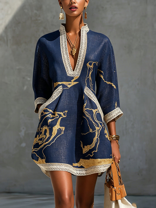 Cosette | Robe mini en dentelle crochetée bleu marine à motifs dorés et décolleté en V