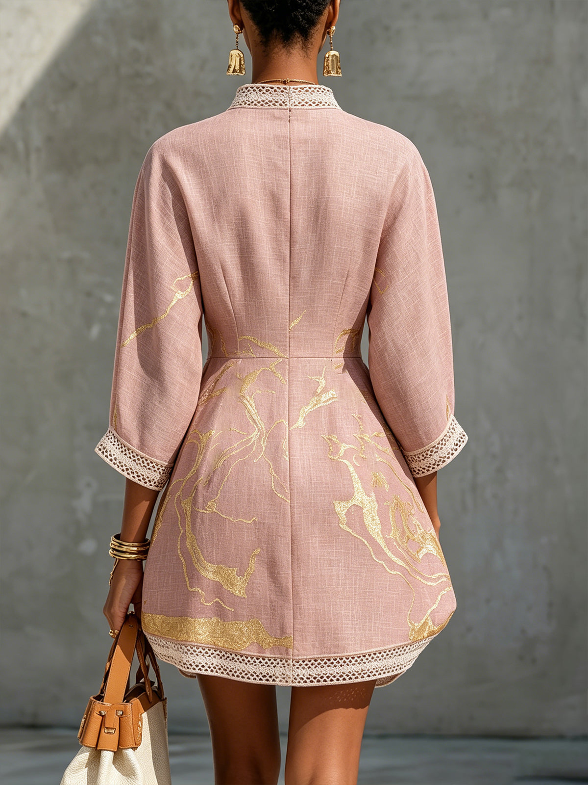 Ninon | Robe courte en dentelle au crochet rose à motifs dorés avec décolleté en V