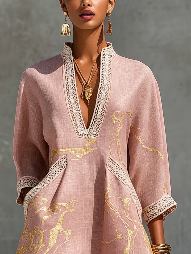 Ninon | Robe courte en dentelle au crochet rose à motifs dorés avec décolleté en V