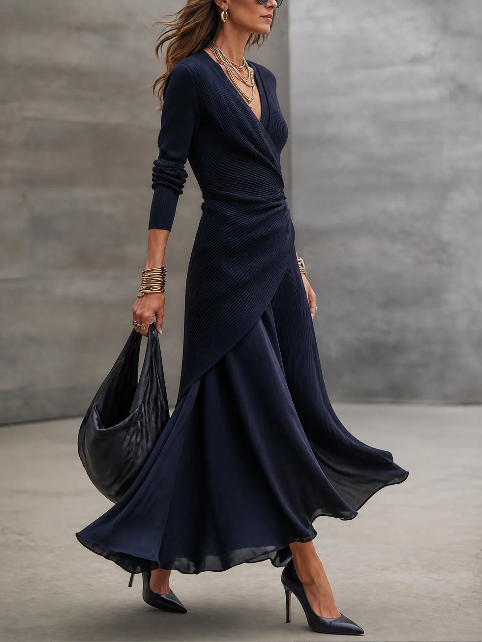 Vestido Maxi Assimétrico com Decote em V e Painéis de Cetim Azul-marinho